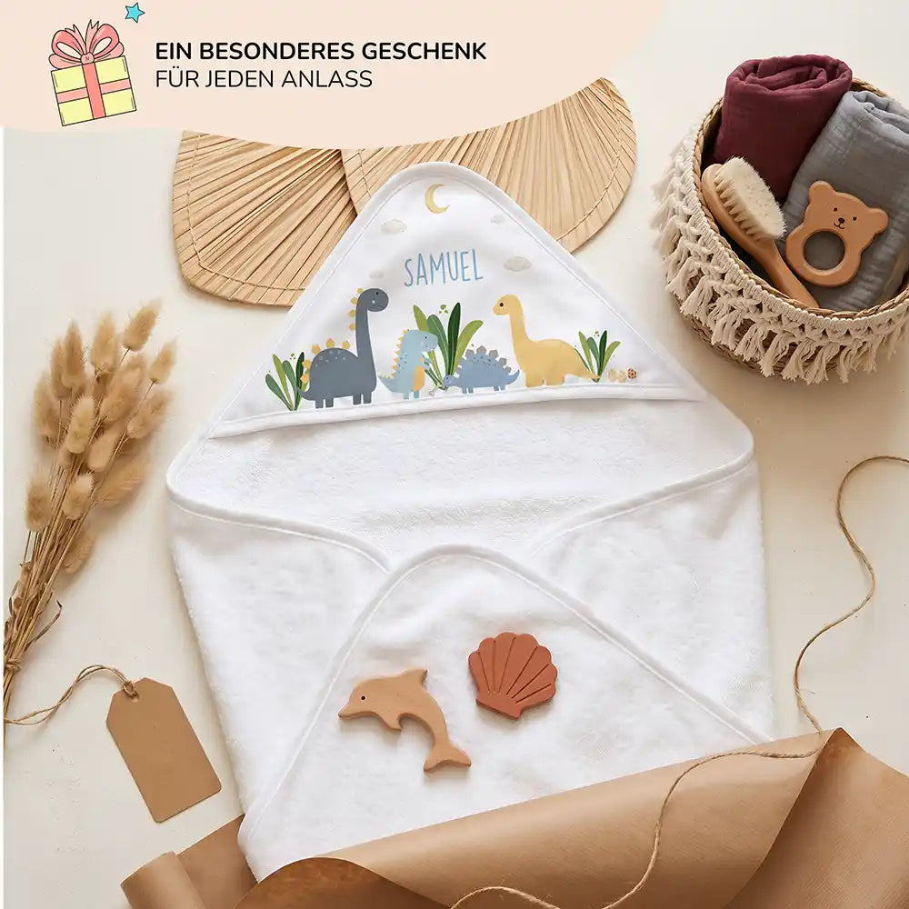 Personalisiertes Kapuzenhandtuch Baby Dinosaurier Mond – Geschenk-Komposition Boho-Flatlay