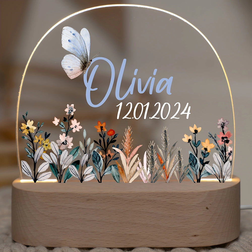 Nachtlicht mit Namen und Motiv Blumenwiese – Wunschname und Datum auf Acrylglas, eingeschaltet