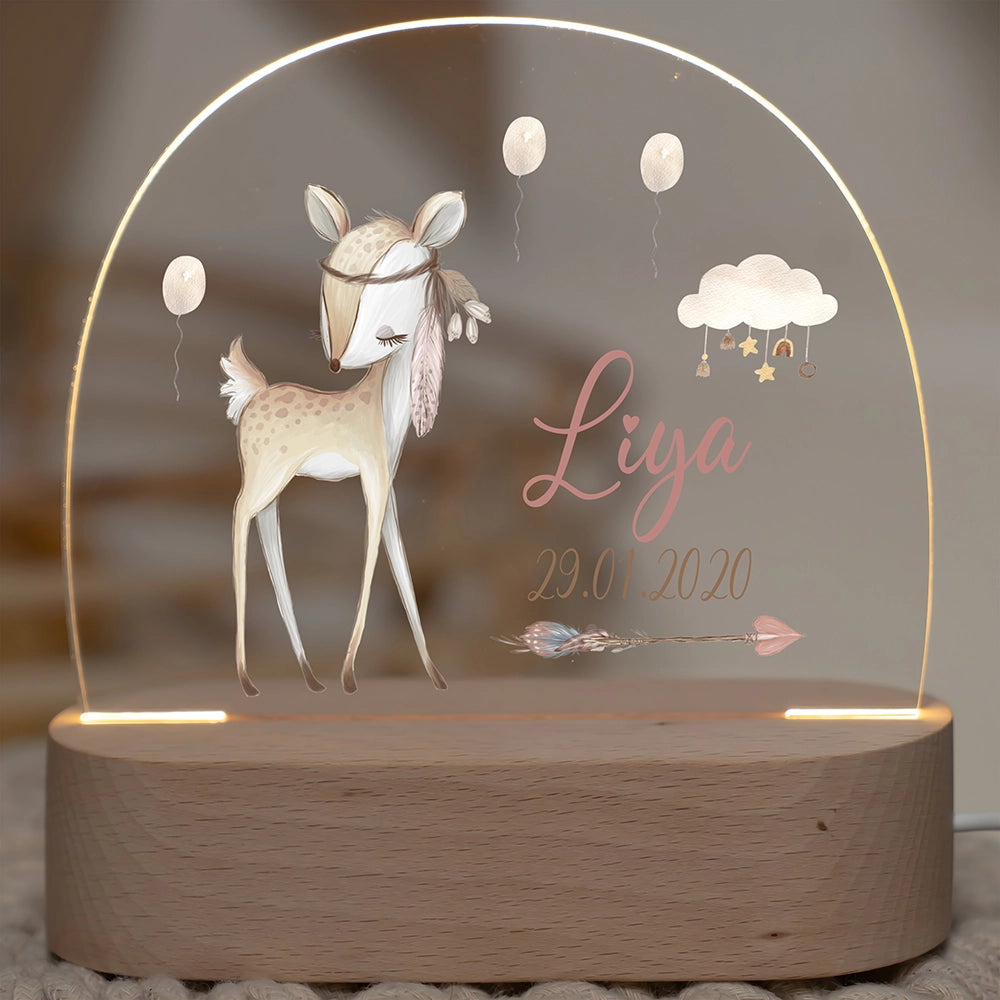 Nachtlicht mit Namen und Motiv Reh – Wunschname und Datum auf Acrylglas, eingeschaltet
