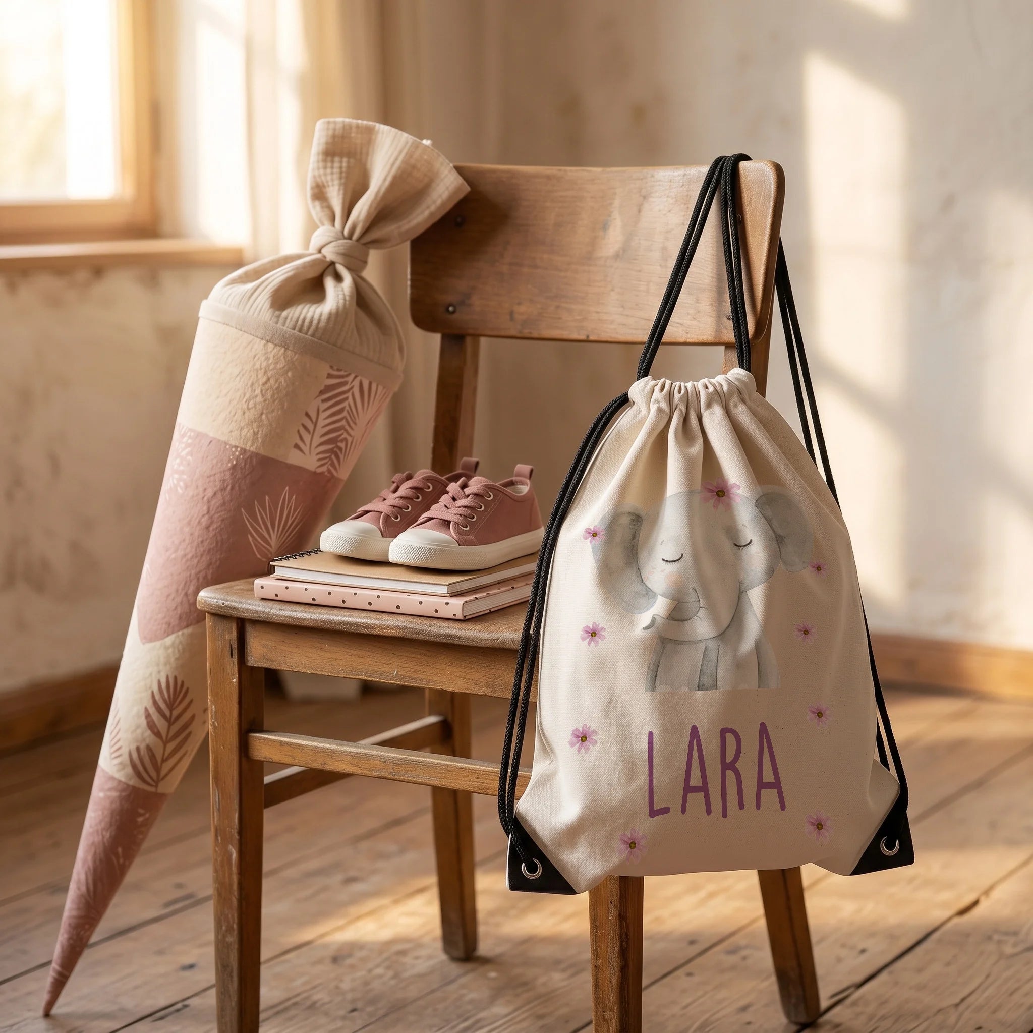 Personalisierter Turnbeutel Elefant mit Blüten, Geschenkidee zur Einschulung neben der Schultüte