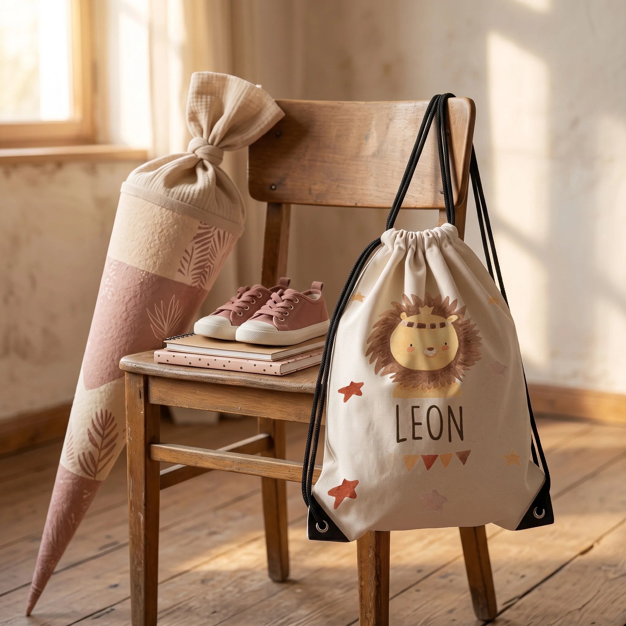 Personalisierter Turnbeutel Löwe mit Kranz, Geschenkidee zur Einschulung neben der Schultüte