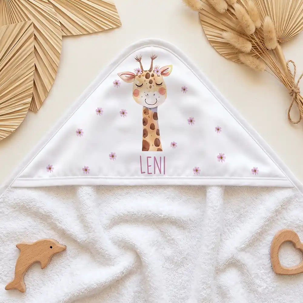 Personalisiertes Kapuzenhandtuch Baby Giraffe Blüten – Kapuzen-Detail im Holzspielzeug-Setup