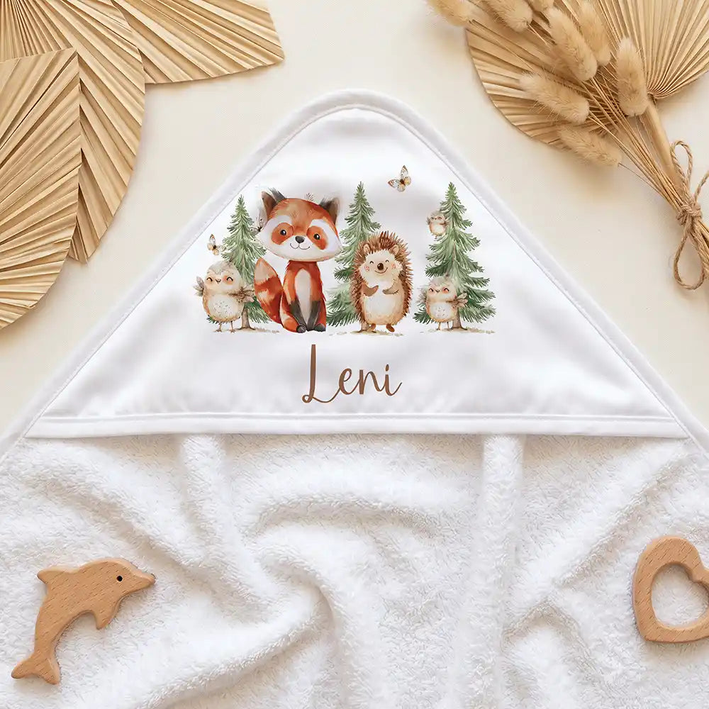 Personalisiertes Kapuzenhandtuch Baby Waldfreunde Tannen – Kapuzen-Detail im Holzspielzeug-Setup