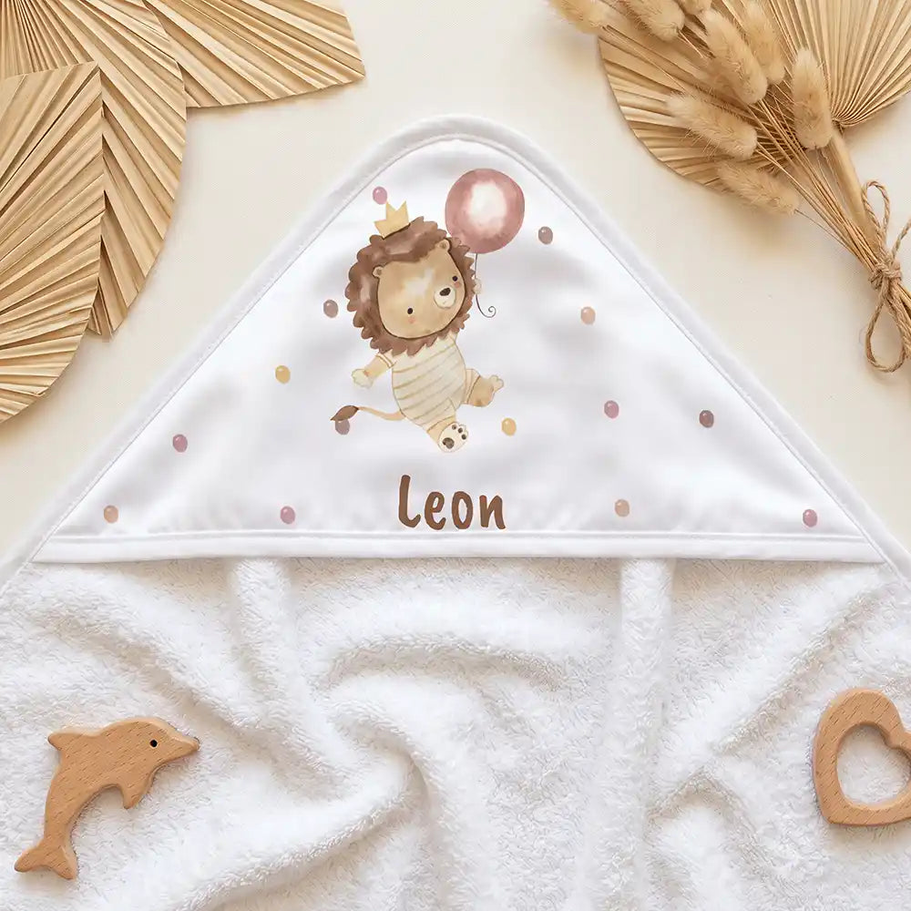 Personalisiertes Kapuzenhandtuch Baby Löwe Geburtstag – Kapuzen-Detail im Holzspielzeug-Setup