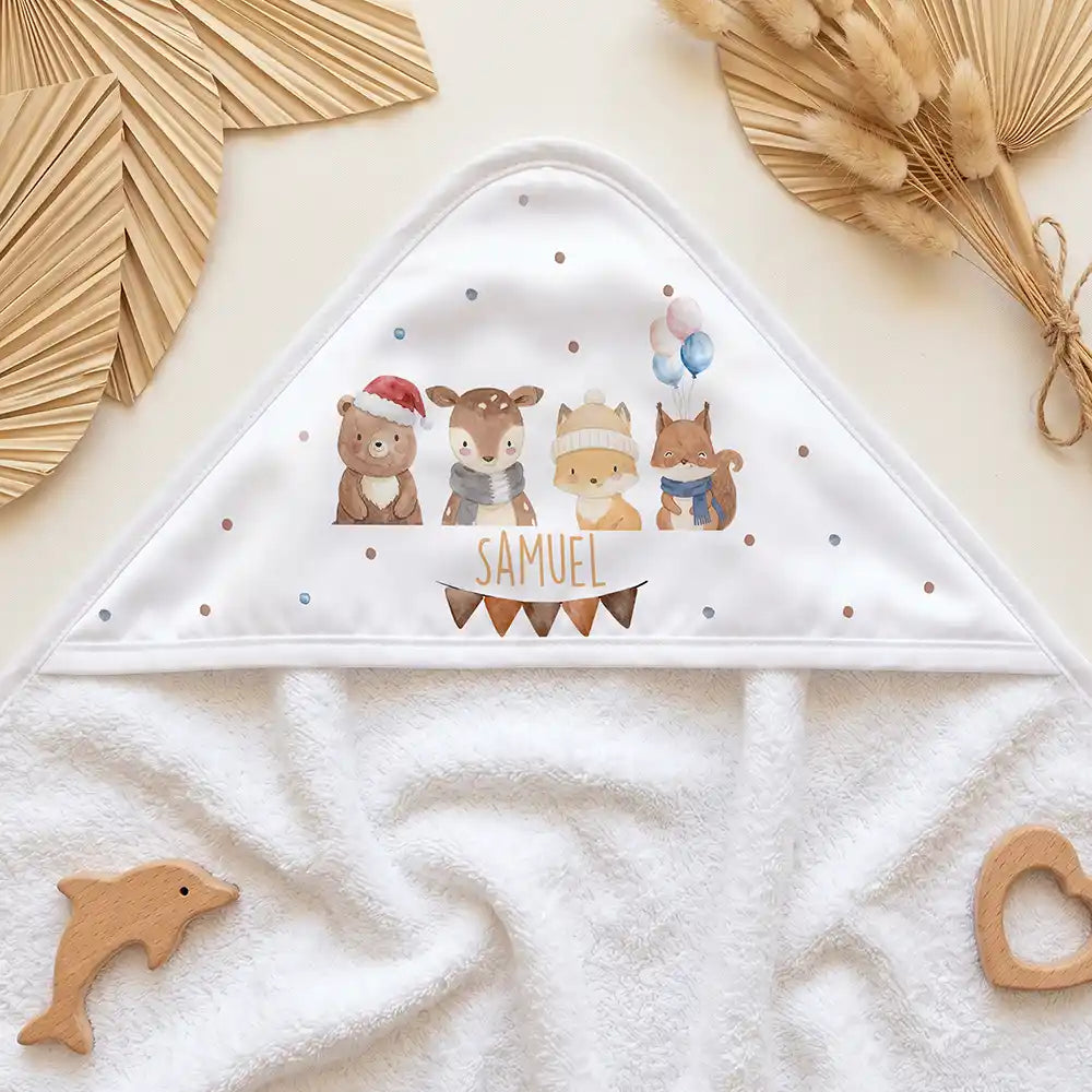 Personalisiertes Kapuzenhandtuch Baby Winter Waldfreunde – Kapuzen-Detail im Holzspielzeug-Setup