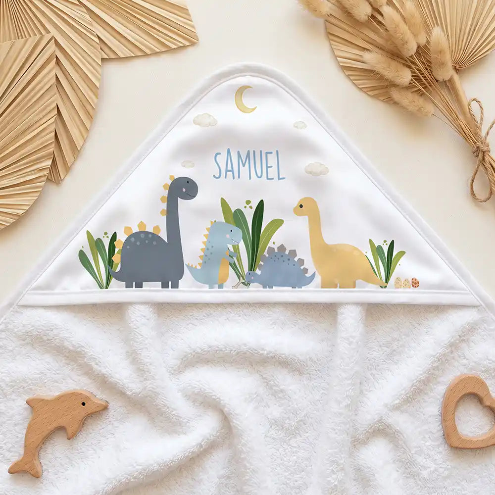 Personalisiertes Kapuzenhandtuch Baby Dinosaurier Mond – Kapuzen-Detail im Holzspielzeug-Setup