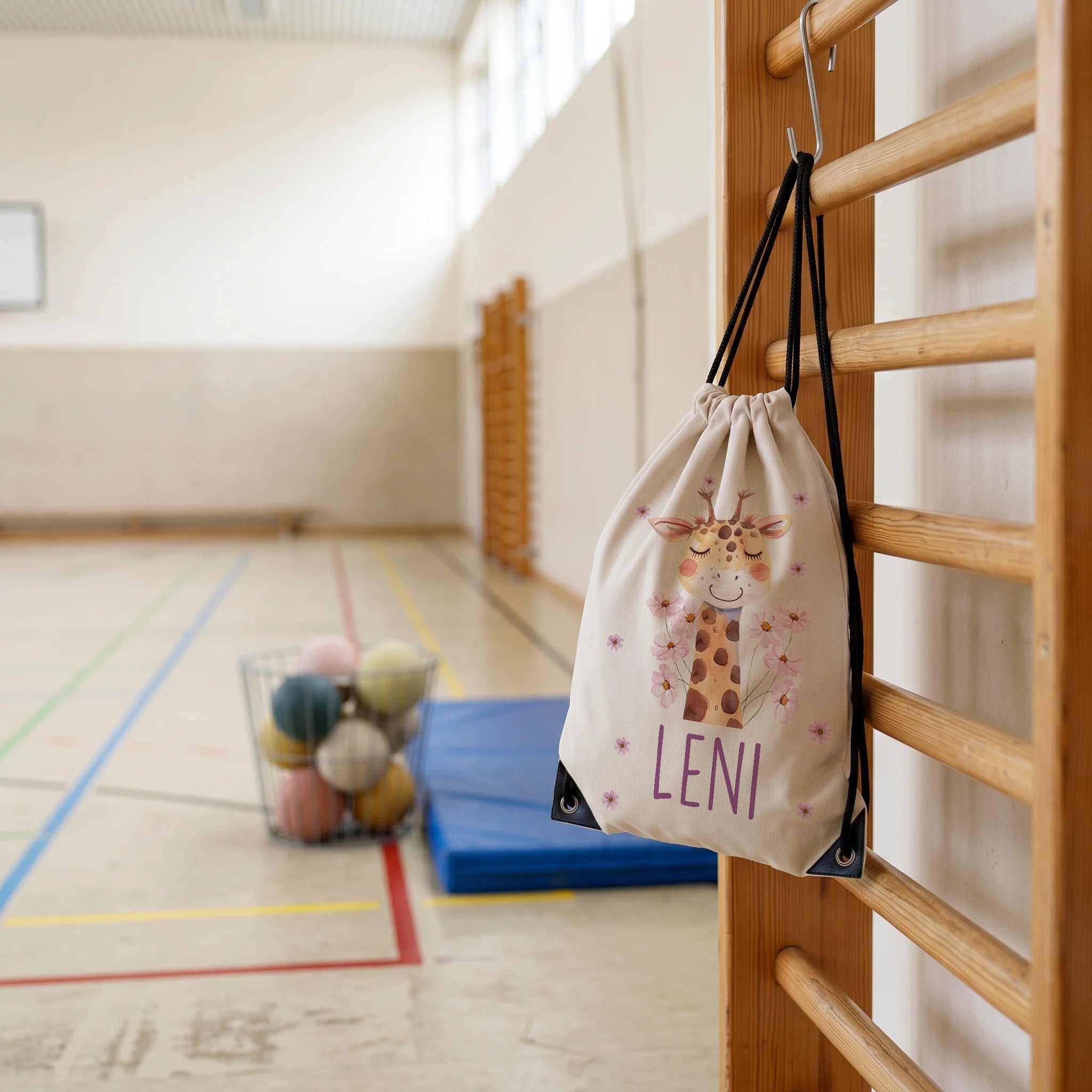Personalisierter Turnbeutel Giraffe, im Sportunterricht in der Turnhalle