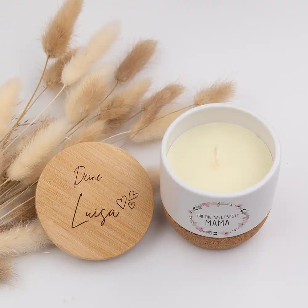 Duftkerze Vanille Keramik Mama Blumenkranz – Seitenansicht mit graviertem Deckel