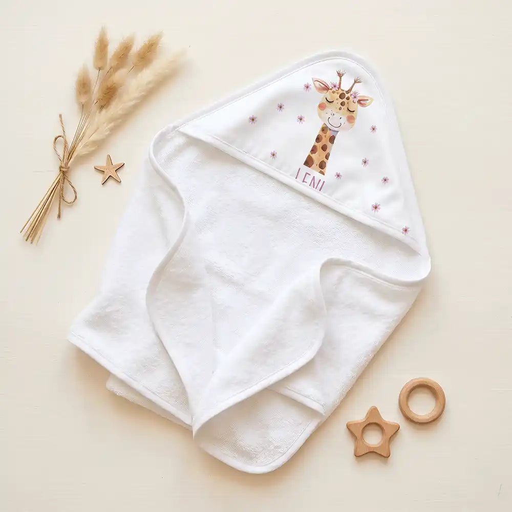 Personalisiertes Kapuzenhandtuch Baby Giraffe Blüten – Set für Zwillinge im Rattan-Look