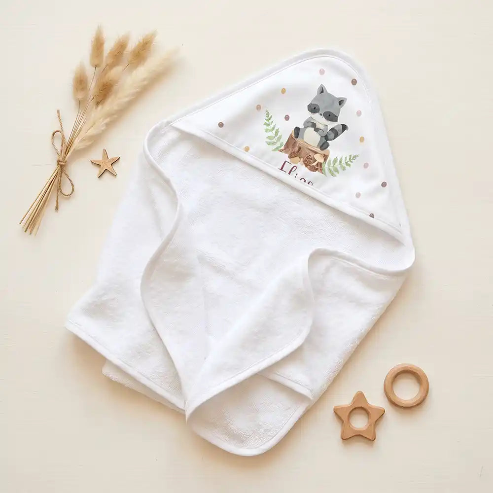 Personalisiertes Kapuzenhandtuch Baby Waschbär Wald – Set für Zwillinge im Rattan-Look