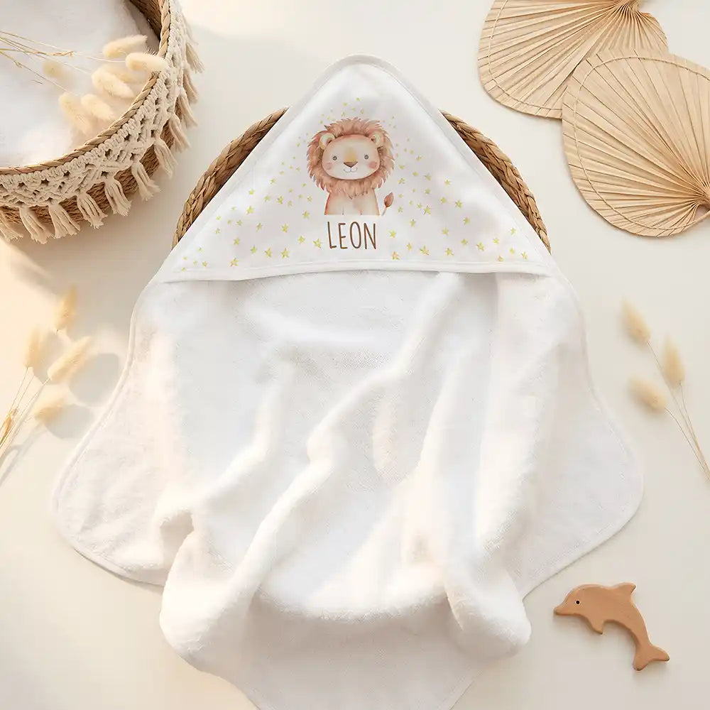 Personalisiertes Kapuzenhandtuch Baby Löwe Sterne – Doppel-Flatlay mit Eukalyptus