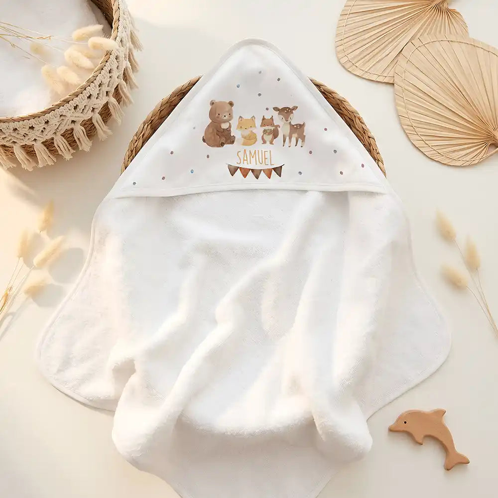 Personalisiertes Kapuzenhandtuch Baby Waldtiere Wimpel – Doppel-Flatlay mit Eukalyptus