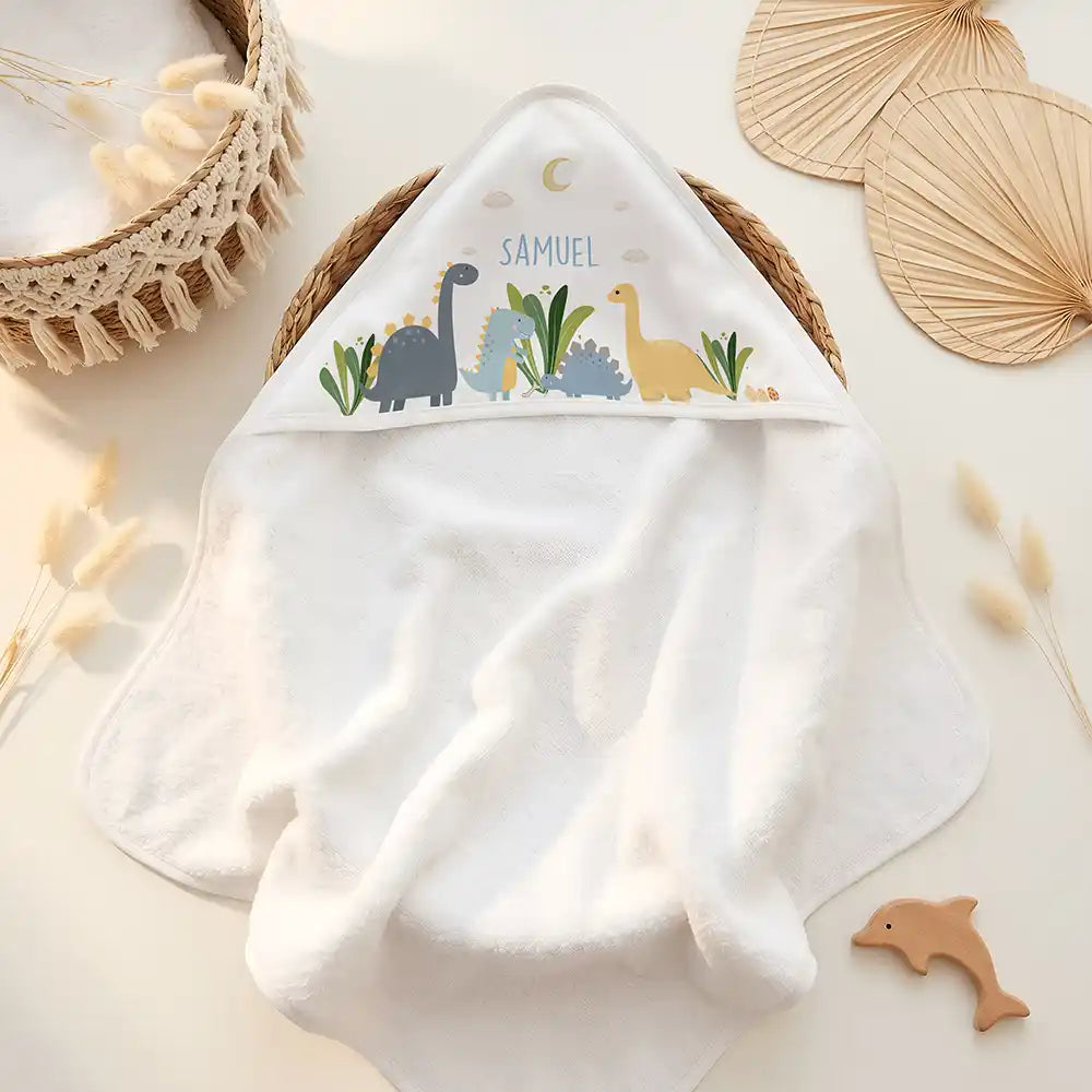 Personalisiertes Kapuzenhandtuch Baby Dinosaurier Mond – Doppel-Flatlay mit Eukalyptus