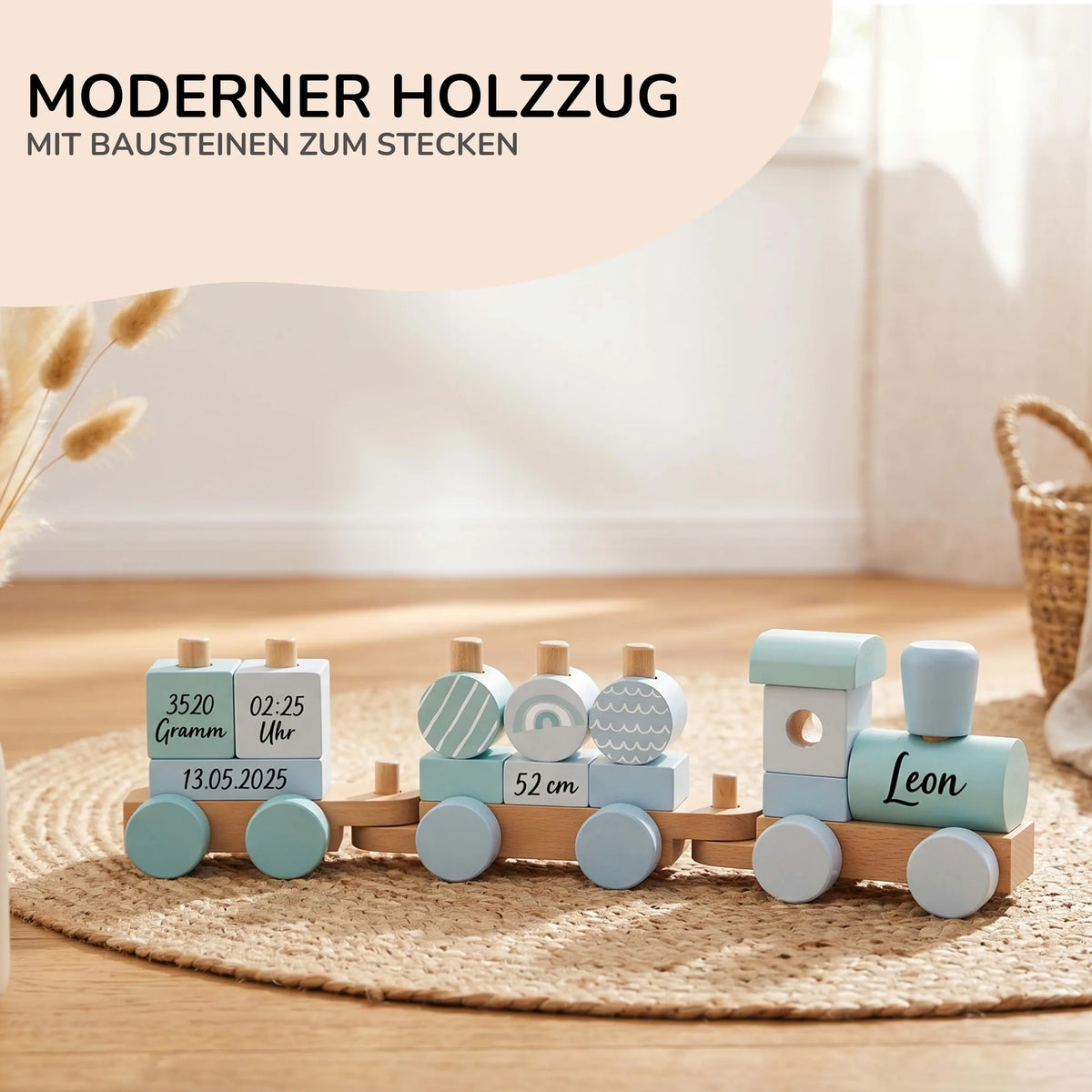 Holzzug personalisiert in Blau, Kind spielt auf dem Teppich