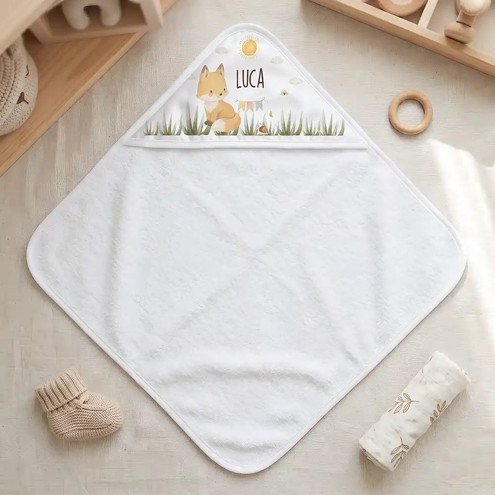 Personalisiertes Kapuzenhandtuch Baby Fuchs Wiese – Freisteller 80×80 cm Topdown