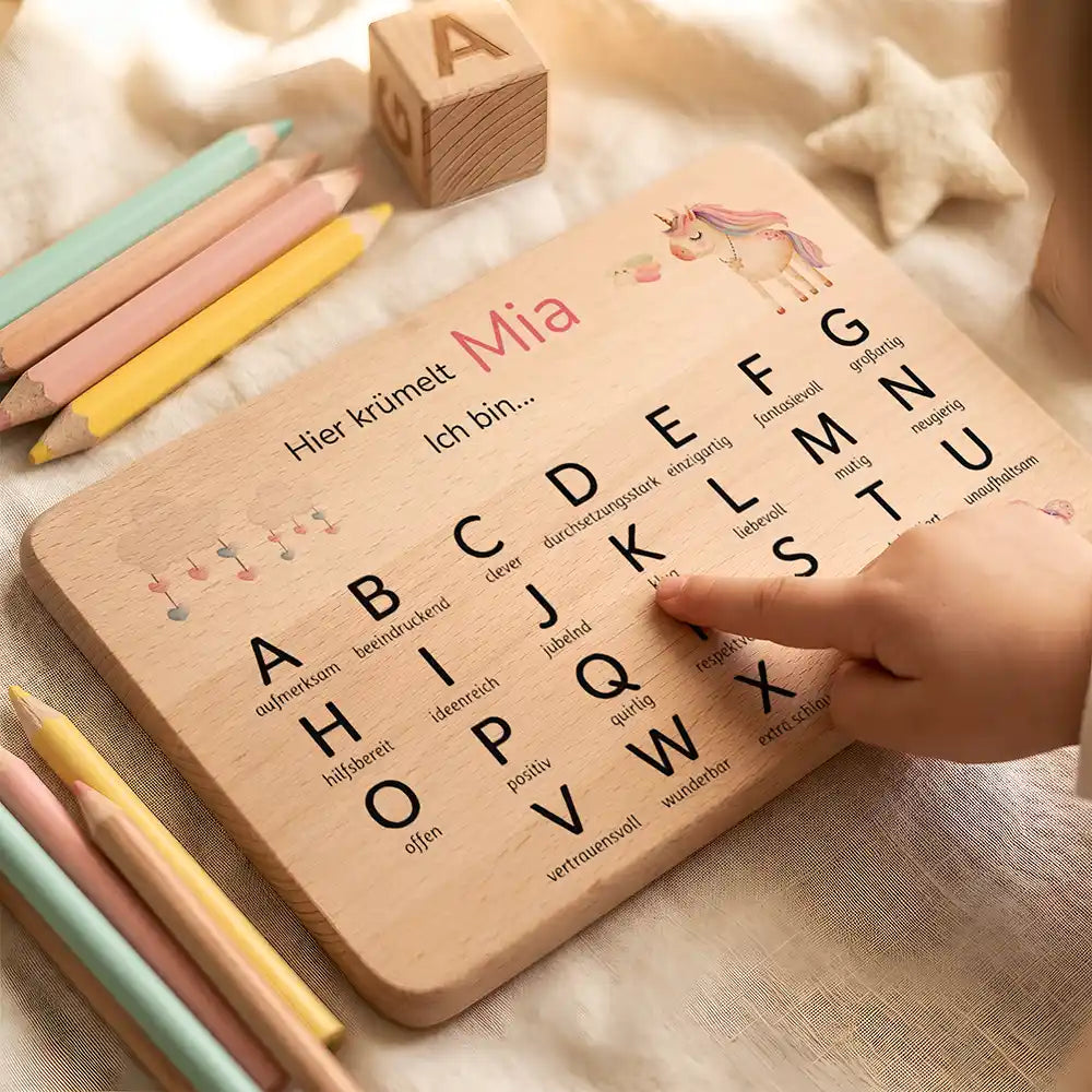 ABC Brettchen Kinder personalisiert Einhorn mit Musiknoten – Lifestyle in der Kinderhand