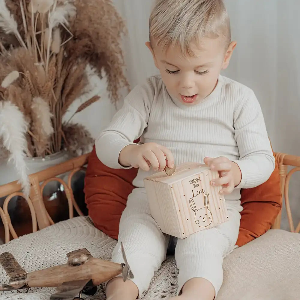 Spardose Kinder, Sparschwein personalisiert - Hase mit Punkten
