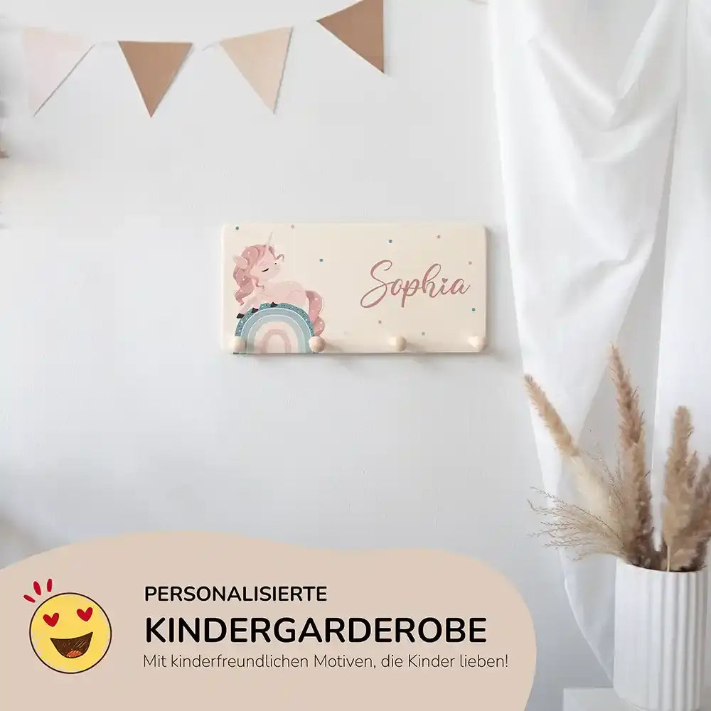 nahaufnahme der personalisierten holzgarderobe mit einhorn und regenbogen design