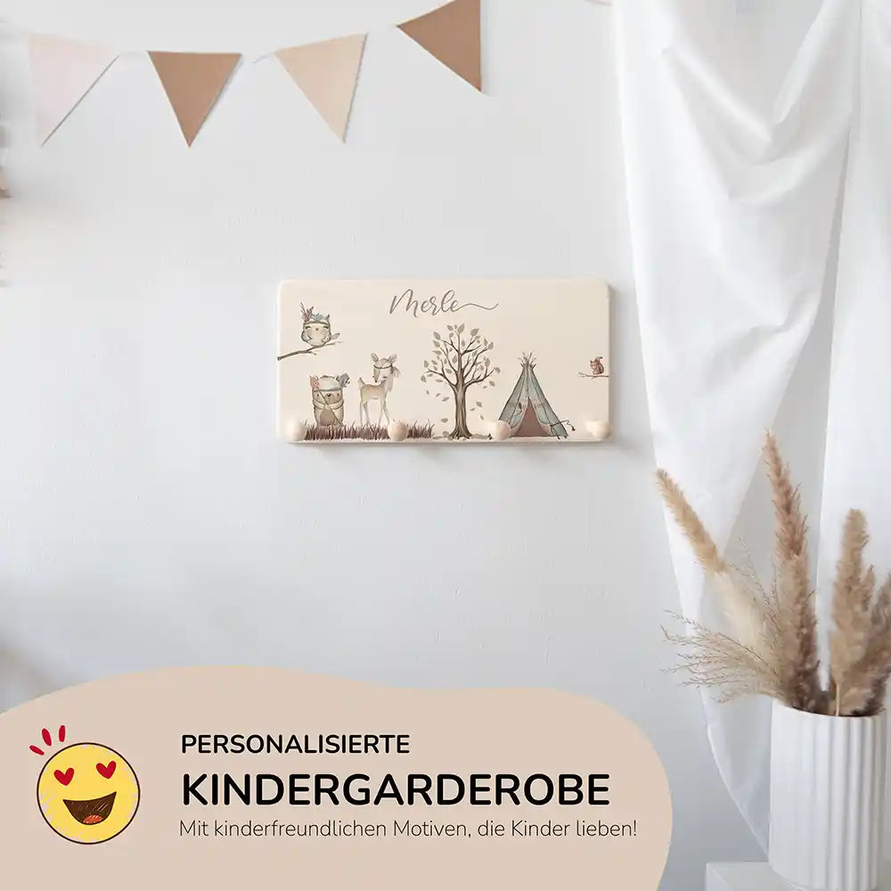 nahaufnahme der personalisierten holzgarderobe mit woodland design