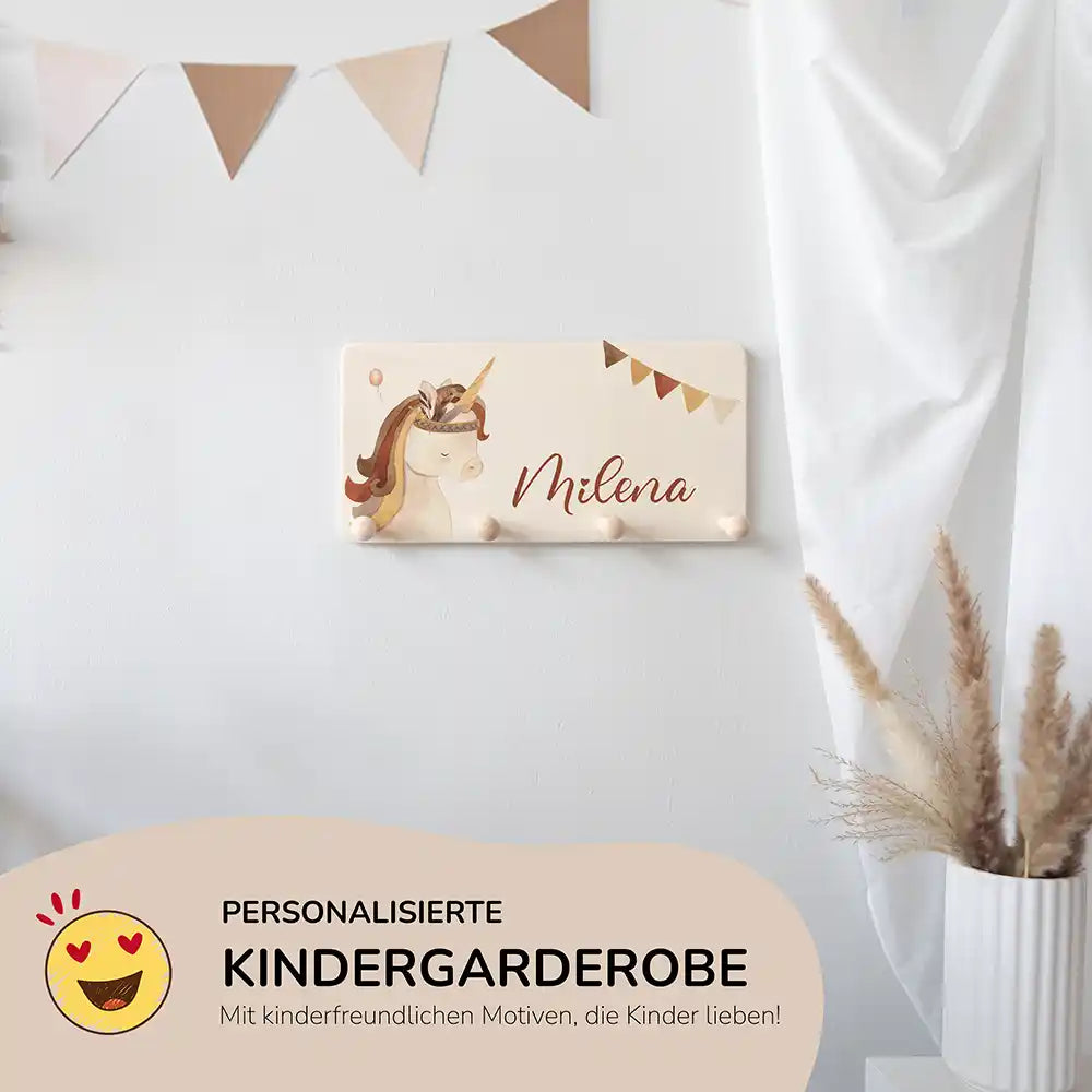 nahaufnahme der personalisierten holzgarderobe mit einhorn boho design