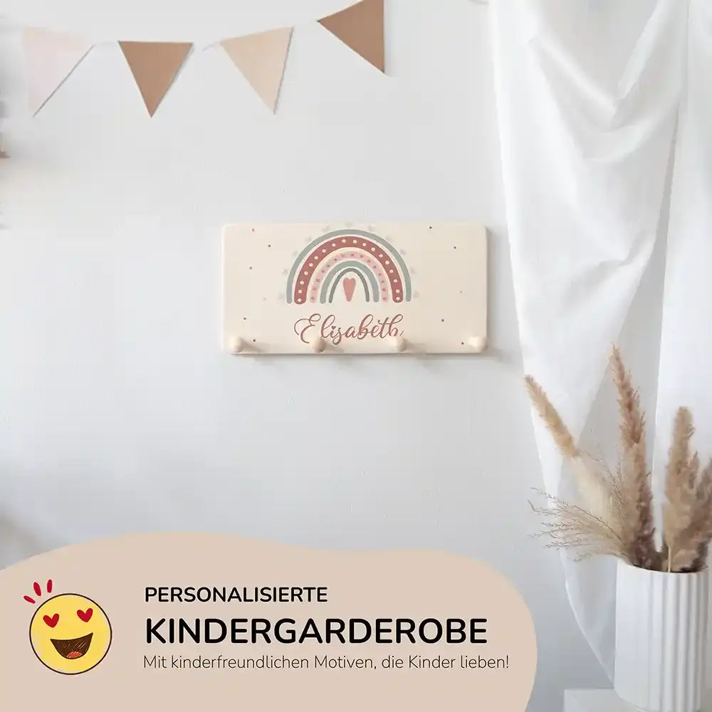 nahaufnahme der personalisierten holzgarderobe mit regenbogen design