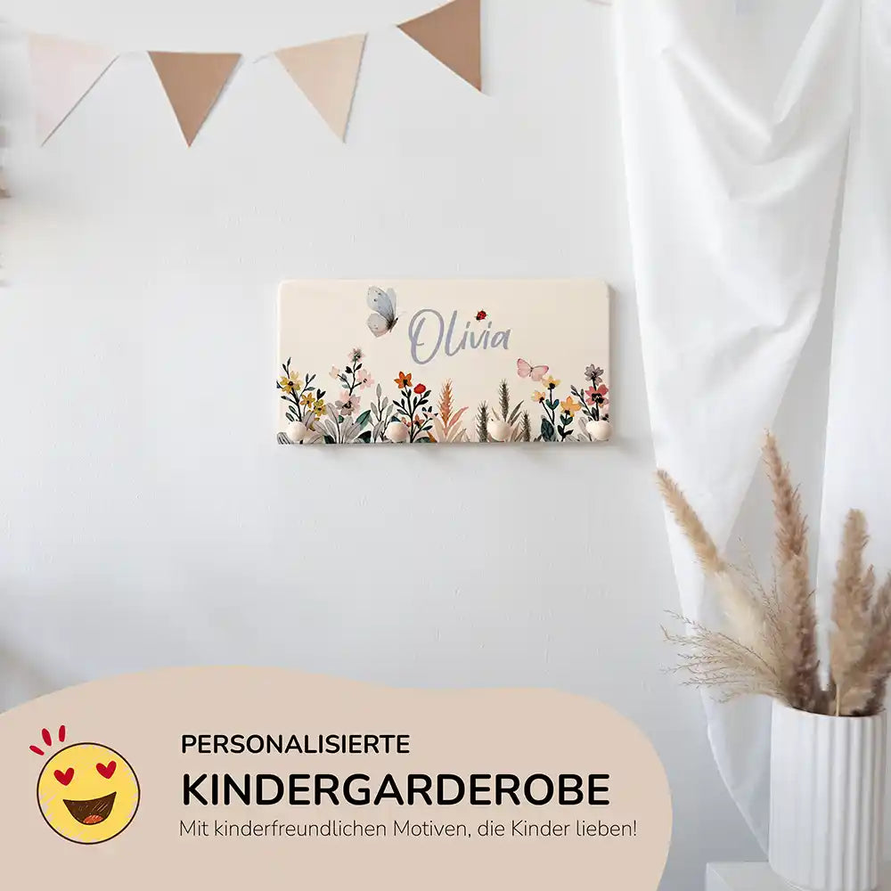 handgefertigte garderobe aus holz personalisiert mit blumenmotiv