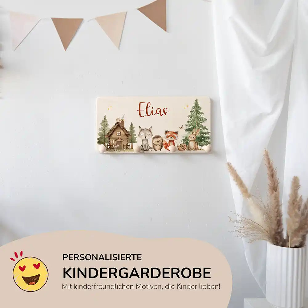nahaufnahme der personalisierten holzgarderobe mit waldtier-motiven