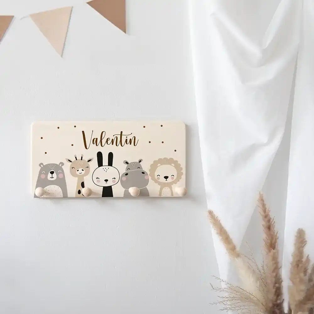 personalisierte garderobe mit tierfamilie für kinderzimmer