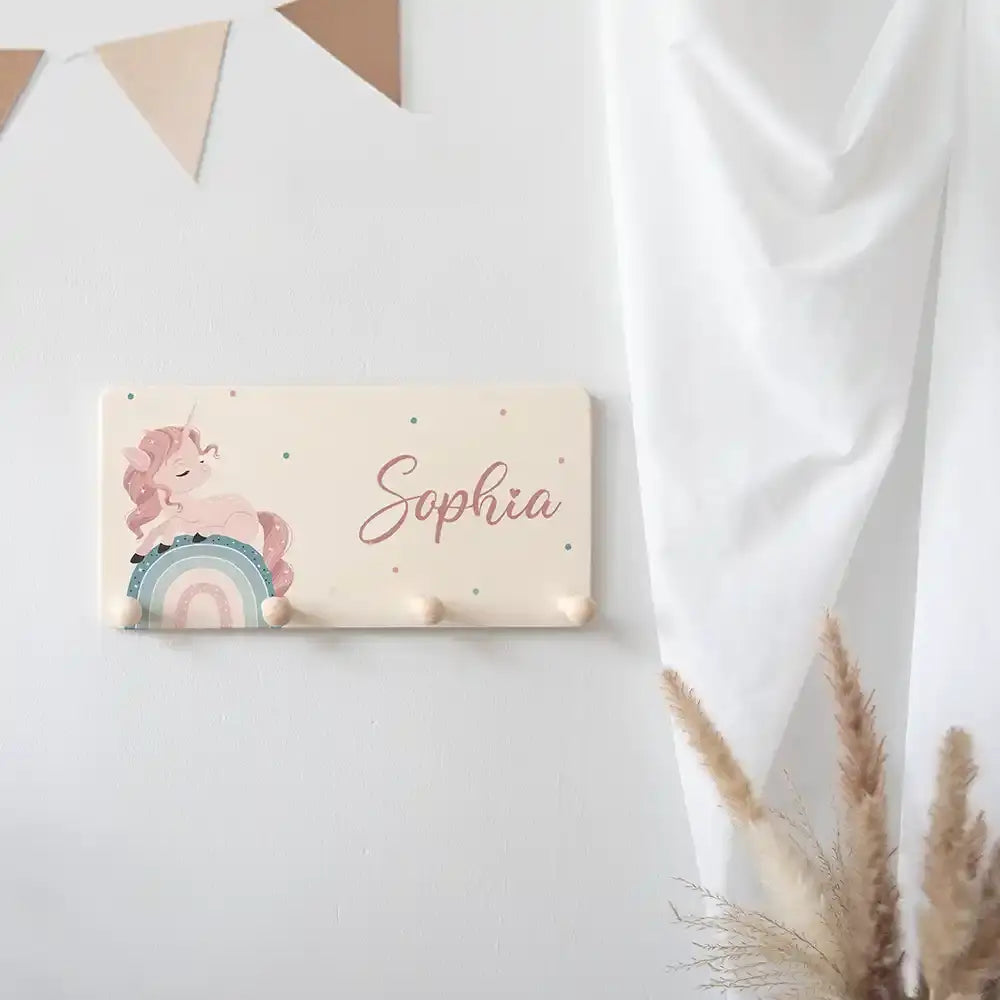 personalisierte garderobe mit einhorn und regenbogen für kinderzimmer