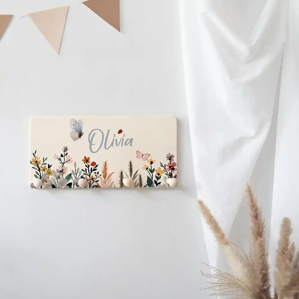 nahaufnahme der personalisierten holzgarderobe mit blumen