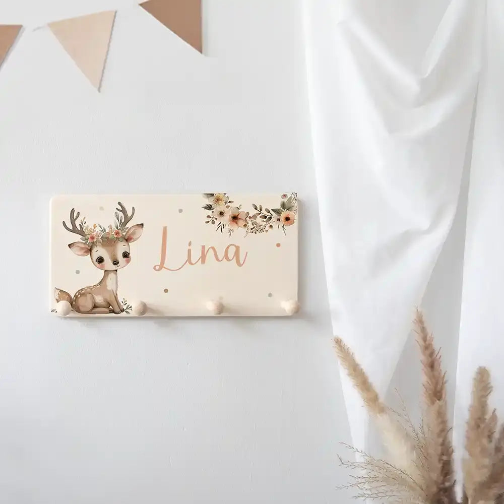 reh motiv auf personalisierter holzgarderobe