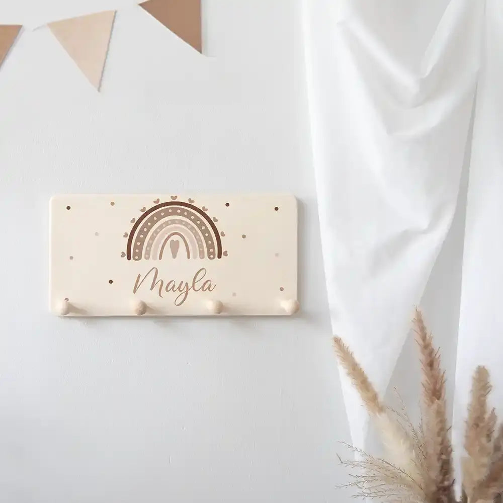 regenbogen und herz motive auf personalisierter holzgarderobe