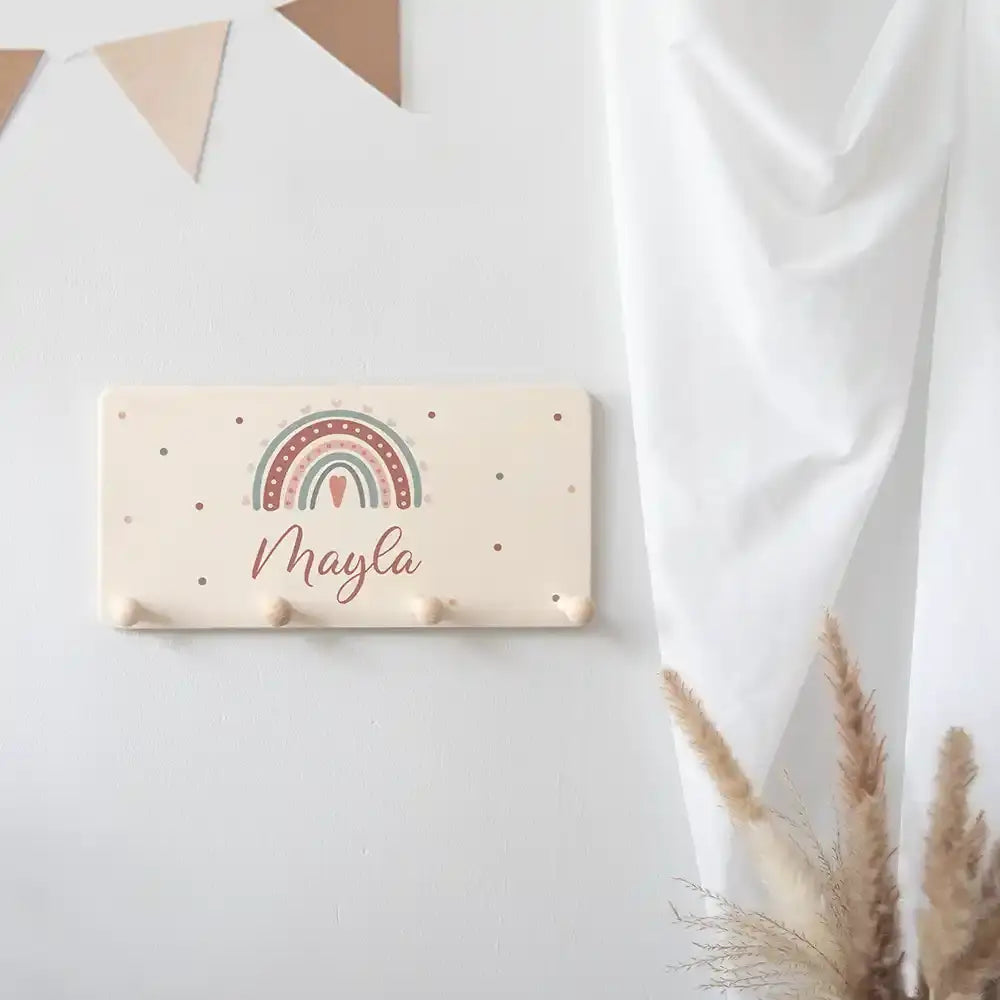regenbogen und herz motive auf personalisierter holzgarderobe