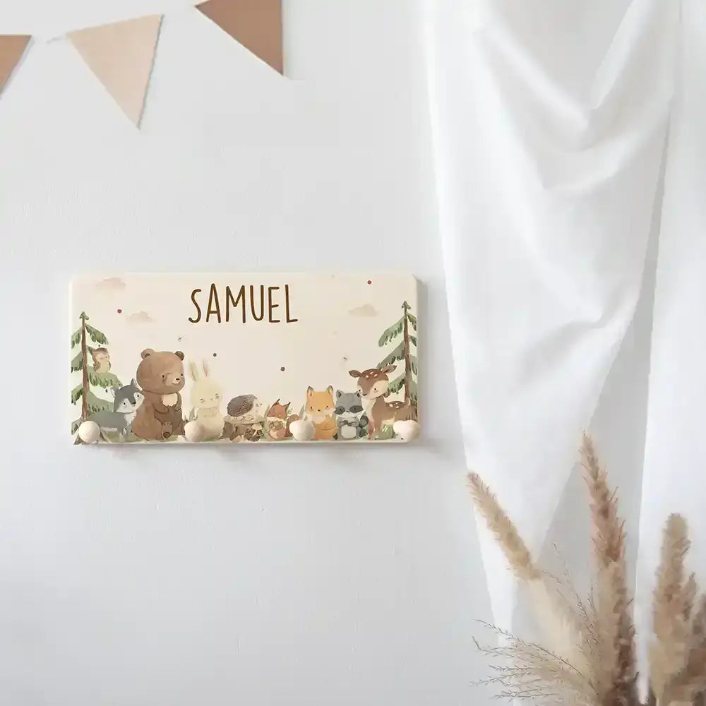 personalisierte garderobe mit waldtieren für kinderzimmer