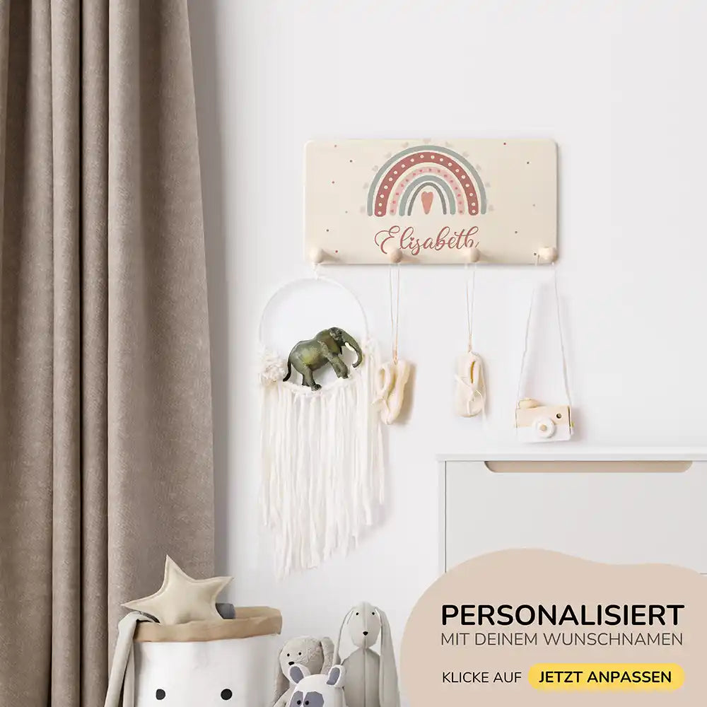 handgefertigte garderobe aus holz personalisiert mit regenbogen motiv