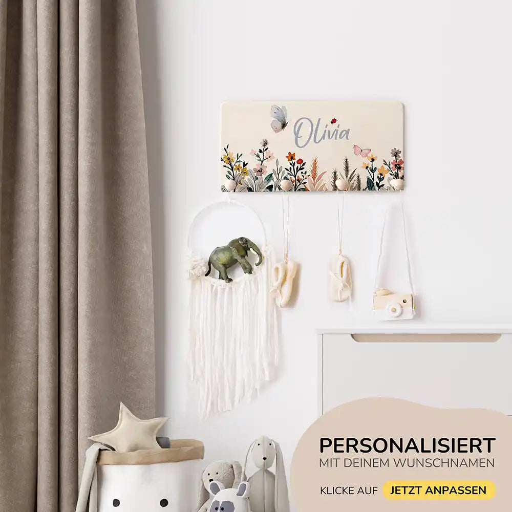 blumenmotiv auf personalisierter holzgarderobe