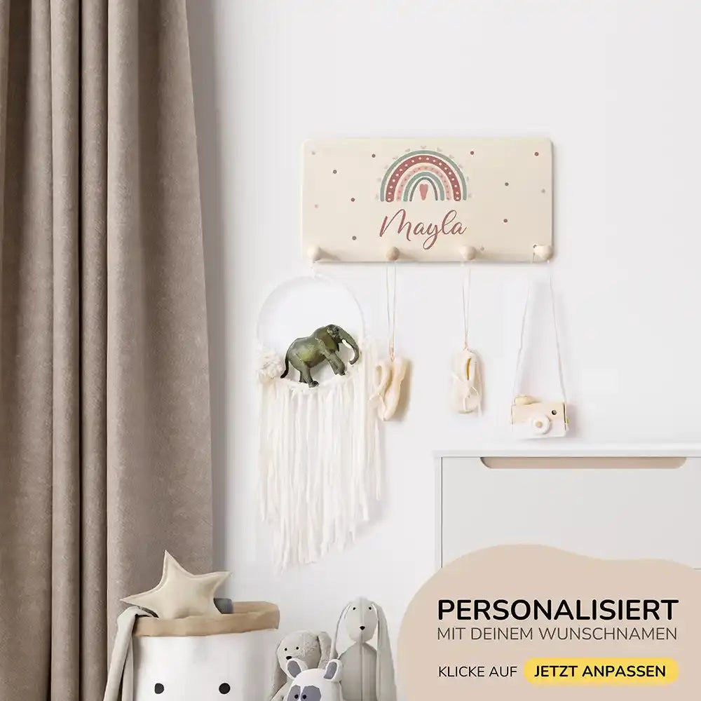 handgefertigte garderobe aus holz personalisiert mit regenbogen und herz