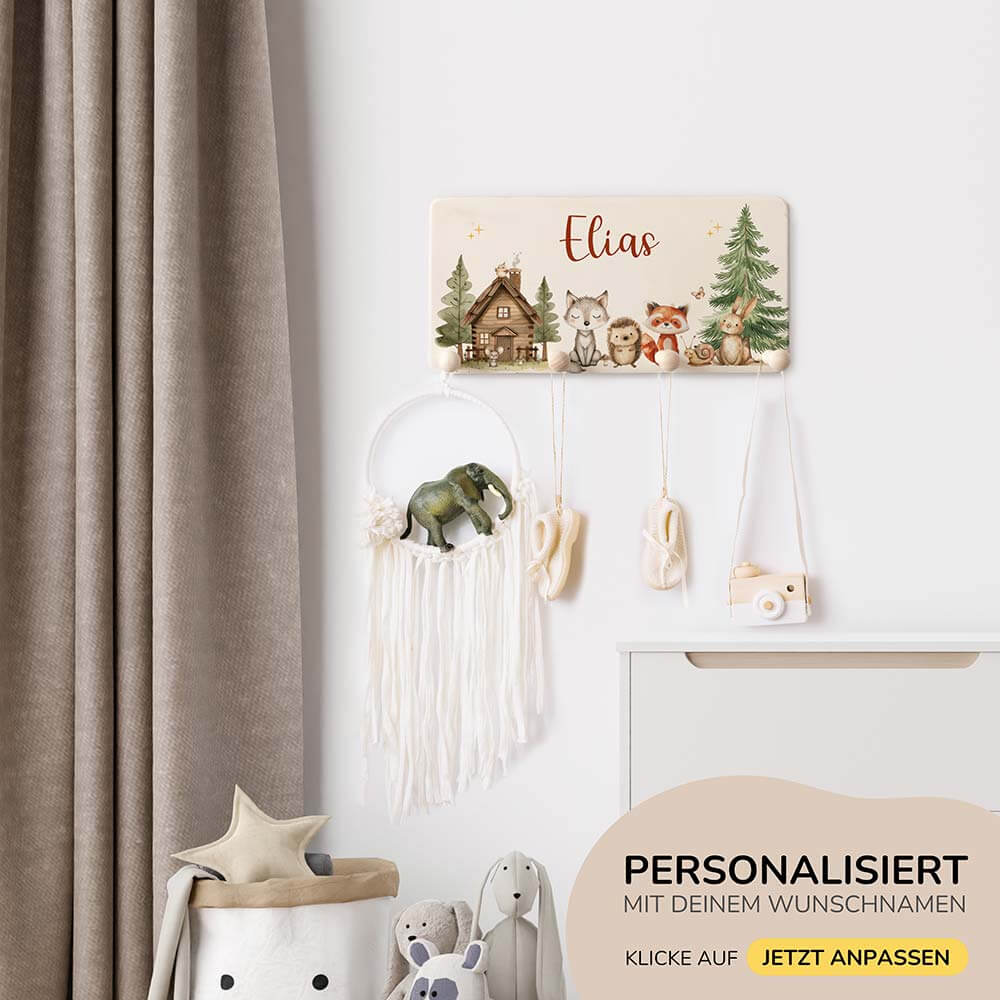 personalisierte garderobe mit fröhlichen waldtieren für kinderzimmer