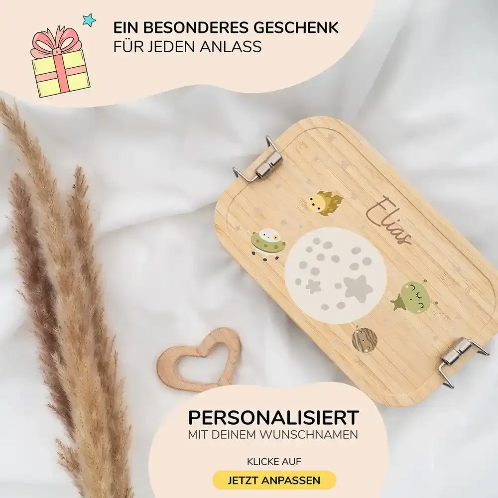 nahaufnahme der brotdose mit weltall motiv