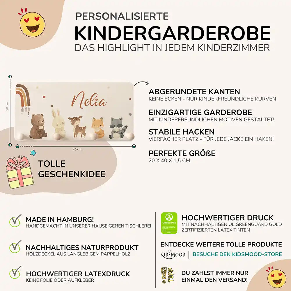 detailansicht der gravierten boho tierfamilie und regenbogen motive auf der holzgarderobe