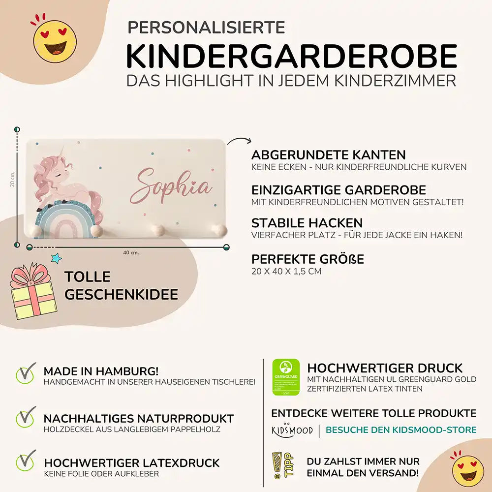 detailansicht der gravierten einhorn und regenbogen motive auf der holzgarderobe