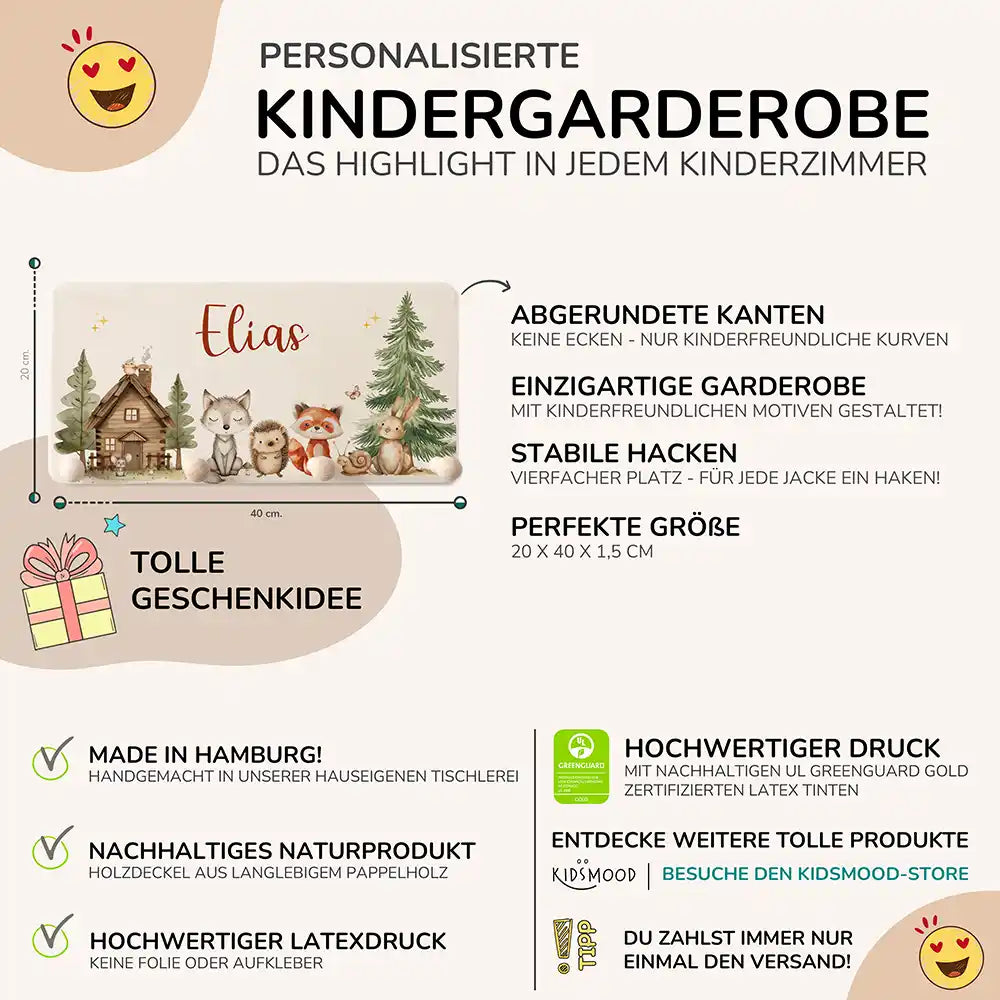 detailansicht der gravierten waldtiere auf der holzgarderobe
