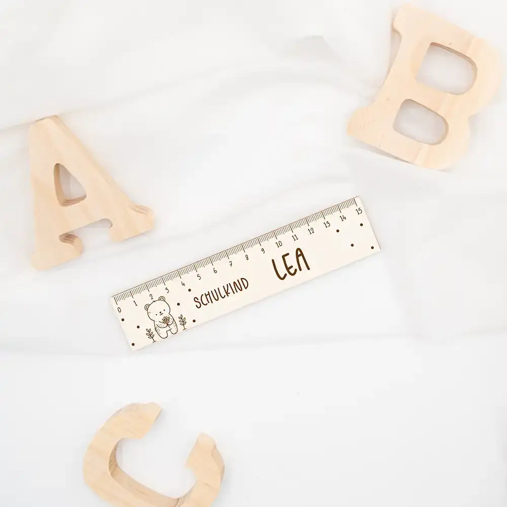 personalisierte holzlineal mit bär motiv und namen