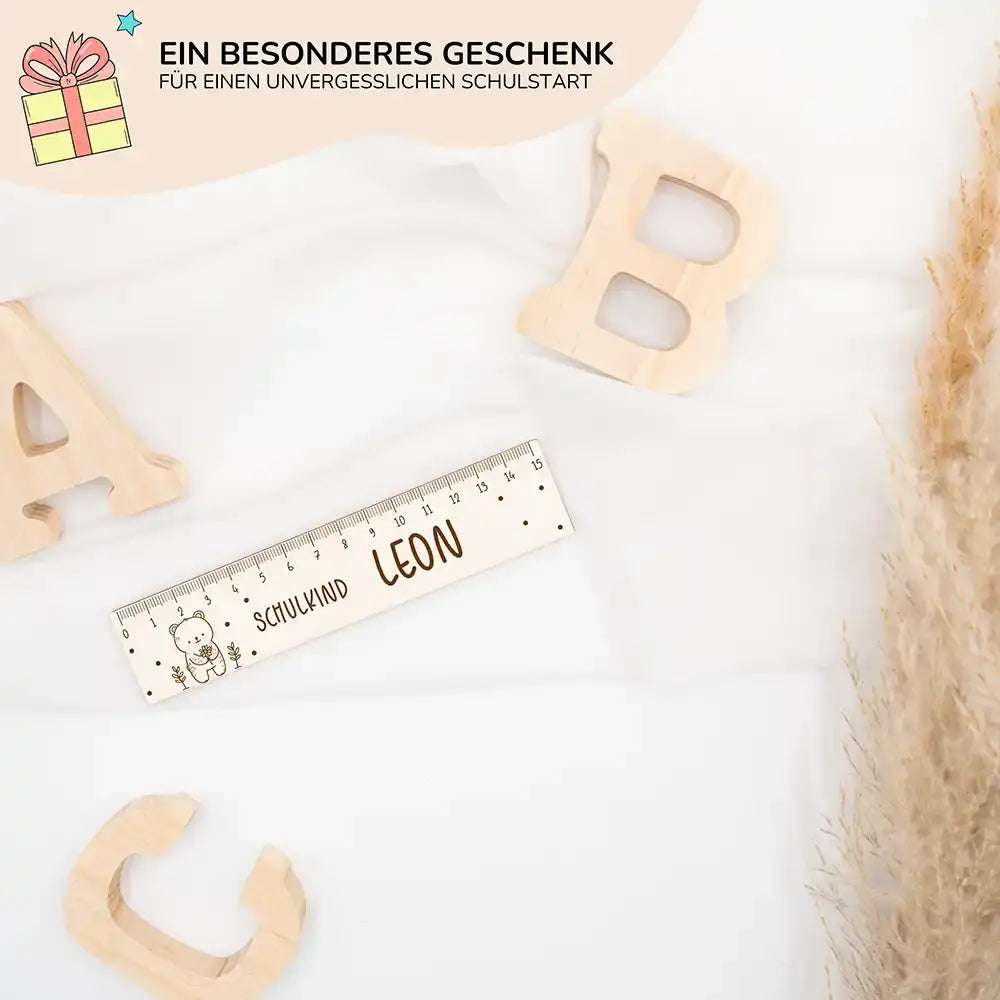 nahaufnahme des personalisierten holzlineals mit bär und maßangaben