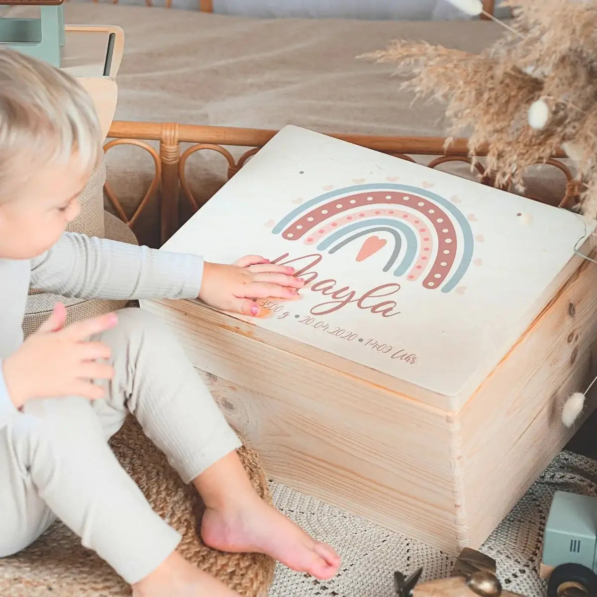 Personalisierte Erinnerungsbox aus Holz mit Namen Layla und Regenbogen-Motiv, Kind erkundet Geburtsgeschenk, Holzkiste mit Geburtsdaten