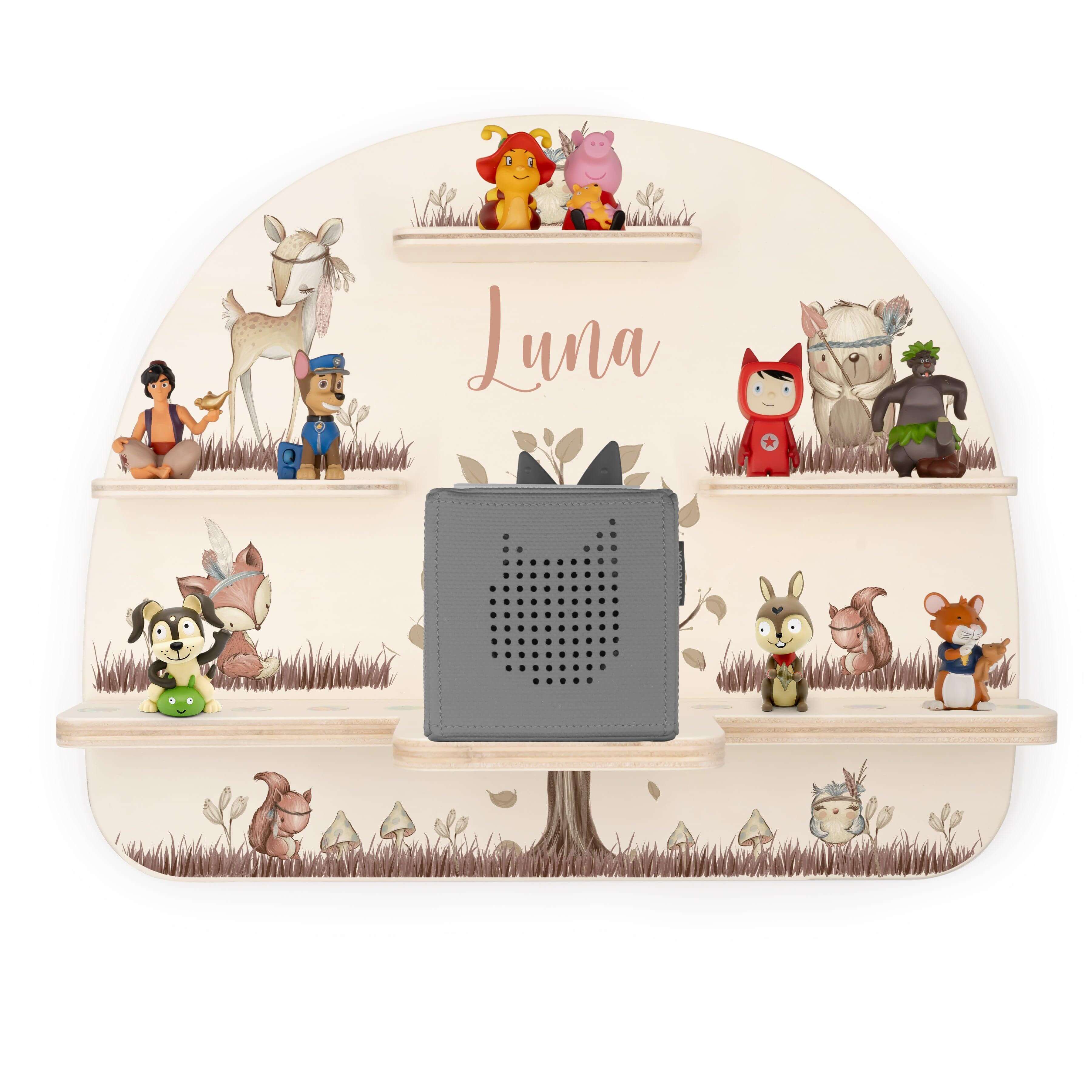 personalisiertes tonie-regal aus holz mit woodland design