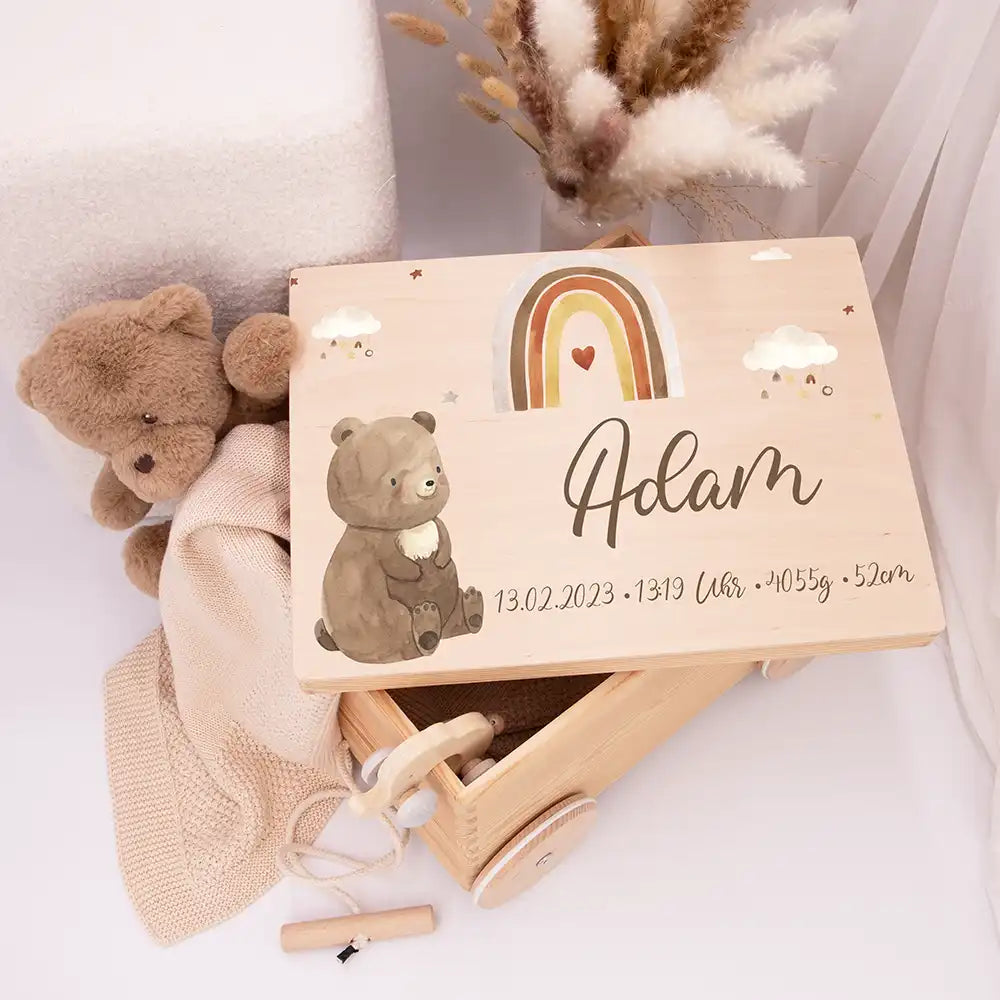 Spielzeugkiste mit Rädern personalisiert - Boho Bär