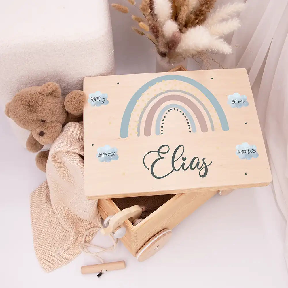 Spielzeugkiste mit Rädern personalisiert - Regenbogen