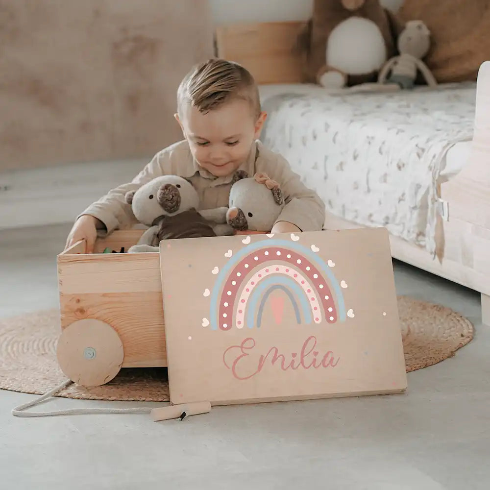 Spielzeugkiste mit Rädern personalisiert - Niedlicher Regenbogen