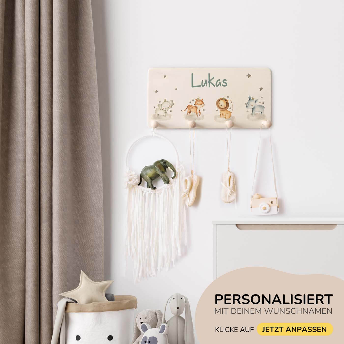 handgefertigte garderobe aus holz personalisiert mit safari motiv